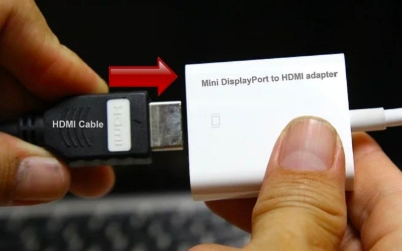 Kết nối cáp HDMI/VGA và cáp chuyển Mini DisplayPort - HDMI/VGA lại với nhau