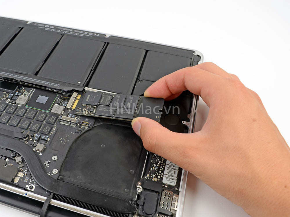 thay-pin-macbook-pro-2014-31
